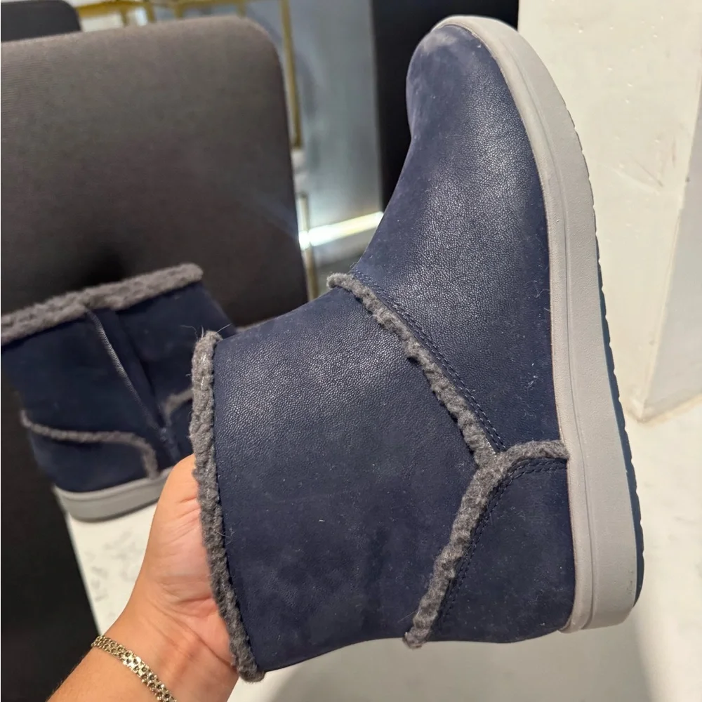 Cloudsteppers bu clarks Blue Ankle Boots with Faux Fur Trim